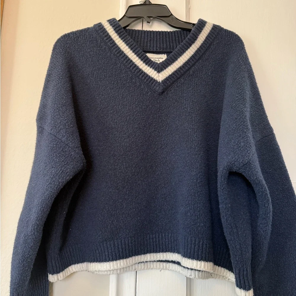 Abercrombie & Fitch Women’s Dark Blue Sweater with White Accent Size Large - Picture 8 of 8